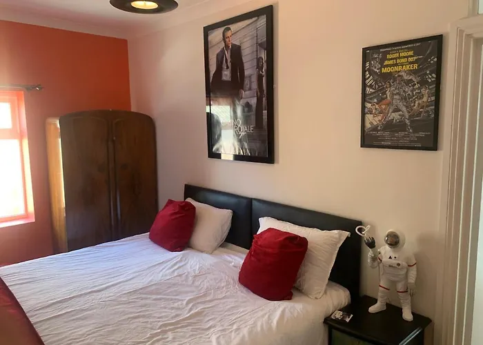 Southsea Royale James Bond 3 Bed Cool Penthouse, Seafront Parking