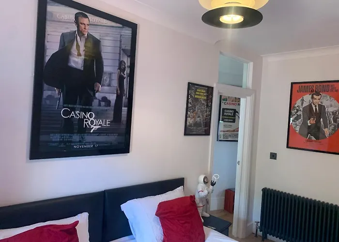 Southsea Royale James Bond 3 Bed Cool Penthouse, Seafront Parking